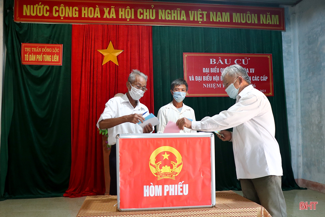 Cử tri Hà Tĩnh náo nức bầu chọn người đại biểu Nhân dân