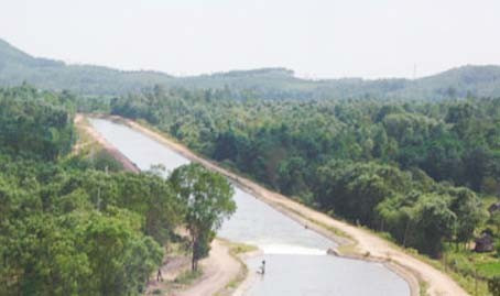 Nước Kẻ Gỗ theo kênh về tưới mát ruộng vườn Nước Kẻ Gỗ theo kênh về tưới mát ruộng vườn