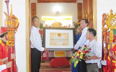 Dòng họ Phan xã Thạch Bằng (Lộc Hà) đón bằng di tích cấp tỉnh Dòng họ Phan xã Thạch Bằng (Lộc Hà) đón bằng di tích cấp tỉnh