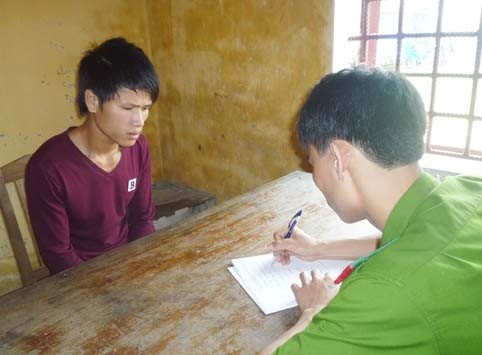 Cán bộ điều tra lấy lời khai của Trịnh Văn Thuận Cán bộ điều tra lấy lời khai của Trịnh Văn Thuận