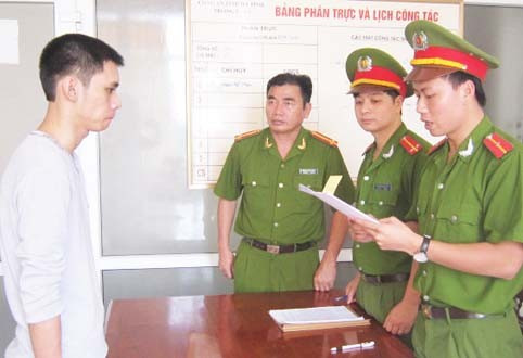 Tống đạt quyết định khởi tố đối tượng Phạm Thanh Bình Tống đạt quyết định khởi tố đối tượng Phạm Thanh Bình