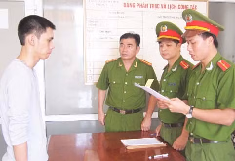 Tống đạt quyết định khởi tố đối tượng Phạm Thanh Bình