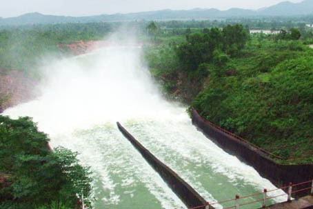 Lũ to hồ lo xả tràn Lũ to hồ lo xả tràn