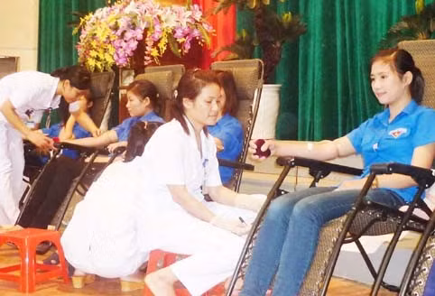 ĐVTN tham gia hiến máu tình nguyện..