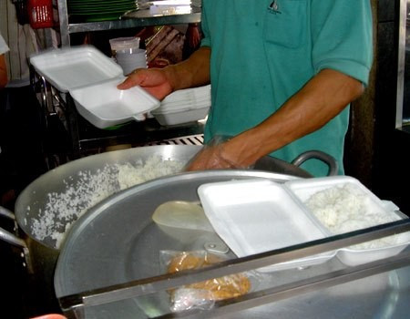 Người dân không nên dùng hộp xốp để đựng thức ăn nóng, chứa dầu mỡ, dưa muối... Ảnh: Thiên Chương.