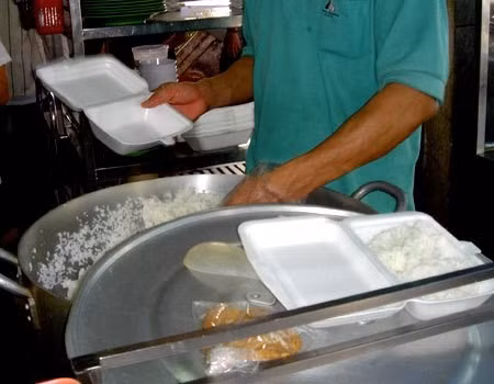 Người dân không nên dùng hộp xốp để đựng thức ăn nóng, chứa dầu mỡ, dưa muối... Ảnh: Thiên Chương.