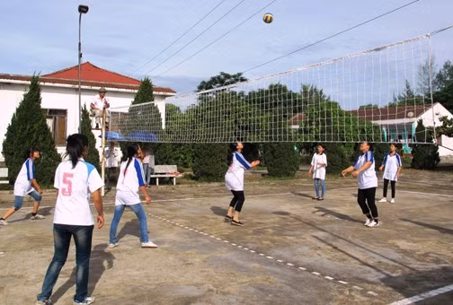 Nữ công nhân Công ty Cổ phần XNK thủy sản Hà Tĩnh giao lưu bóng chuyền sau ngày làm việc