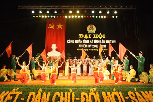 CNVCLĐ tỉnh nhà hát mừng Đại hội XVII Công đoàn Hà Tĩnh