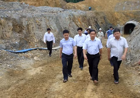 Phó Chủ tịch UBND tỉnh Lê Đình Sơn cùng đoàn công tác kiểm tra thực địa hạng mục cửa ra tuy nen