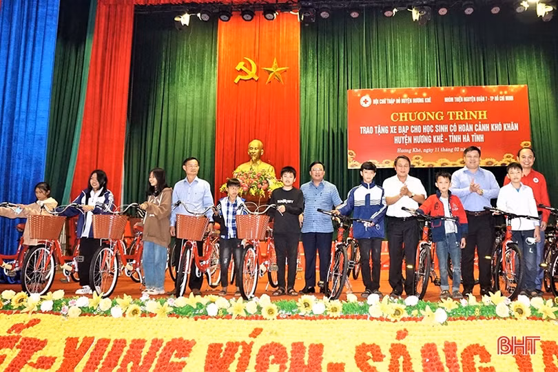Trao tặng 200 xe đạp cho học sinh có hoàn cảnh khó khăn ở Hương Khê