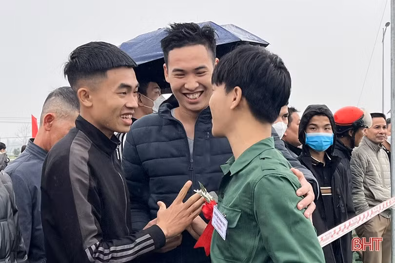 Tân binh Hà Tĩnh lên đường làm nghĩa vụ với Tổ quốc