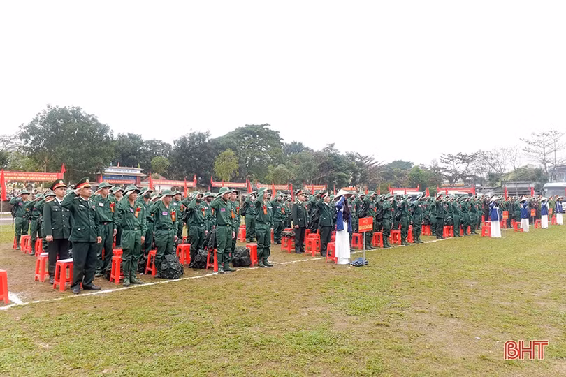 Tân binh Hà Tĩnh lên đường làm nghĩa vụ với Tổ quốc
