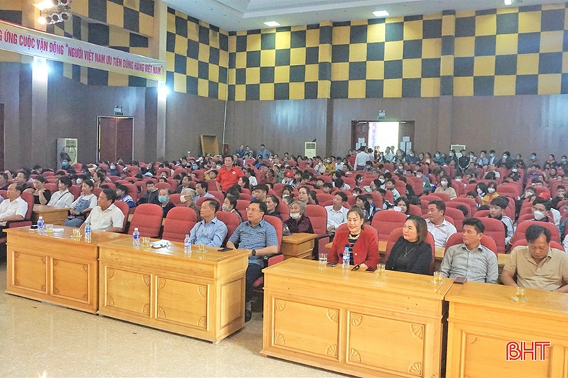 Trao tặng 200 xe đạp cho học sinh có hoàn cảnh khó khăn ở Hương Khê