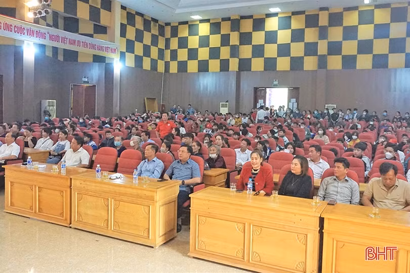 Trao tặng 200 xe đạp cho học sinh có hoàn cảnh khó khăn ở Hương Khê