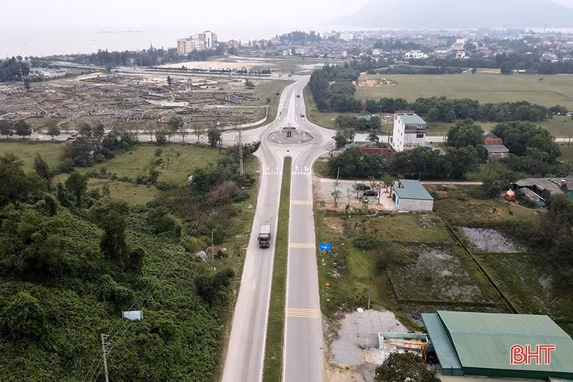 Cần lắp đặt đèn chiếu sáng trên quốc lộ 15B ở Thiên Cầm và cầu Cửa Nhượng