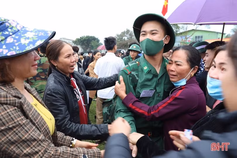 Tân binh Hà Tĩnh lên đường làm nghĩa vụ với Tổ quốc