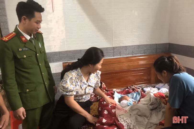 Một bé trai sơ sinh bị bỏ rơi trước cổng nhà dân ở Hà Tĩnh