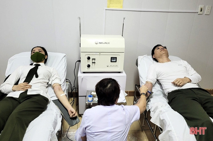 Hai cán bộ Công an Hà Tĩnh kịp thời hiến máu cứu người