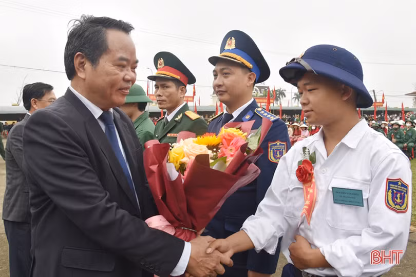 Tân binh Hà Tĩnh lên đường làm nghĩa vụ với Tổ quốc