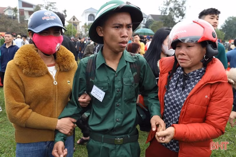 Tân binh Hà Tĩnh lên đường làm nghĩa vụ với Tổ quốc