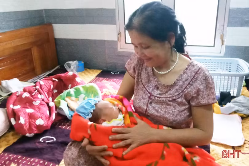 Một bé trai sơ sinh bị bỏ rơi trước cổng nhà dân ở Hà Tĩnh