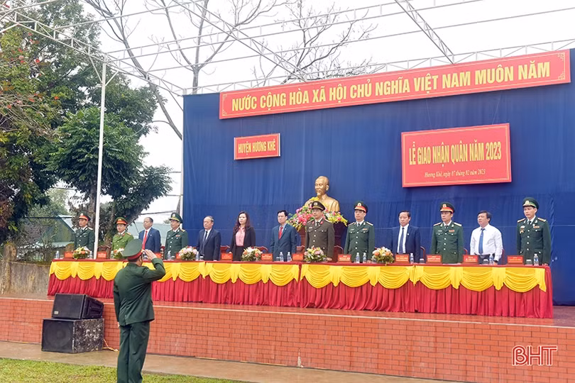 Tân binh Hà Tĩnh lên đường làm nghĩa vụ với Tổ quốc