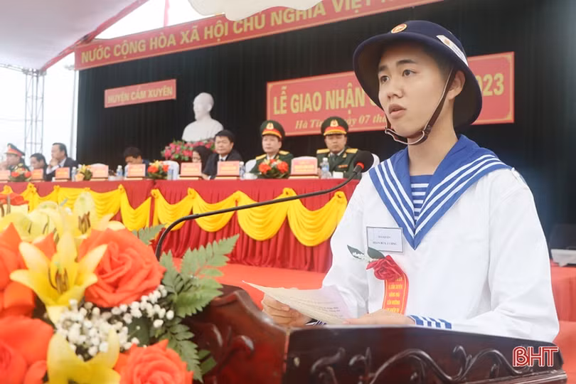 Tân binh Hà Tĩnh lên đường làm nghĩa vụ với Tổ quốc