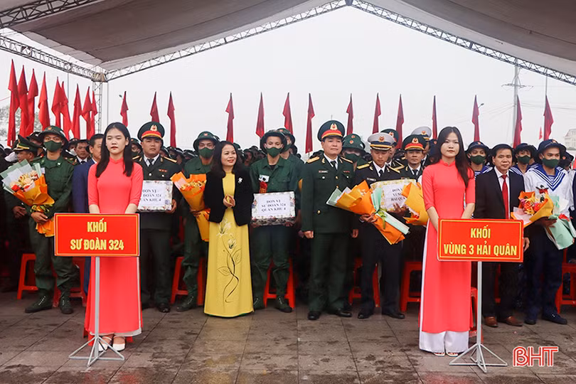 Tân binh Hà Tĩnh lên đường làm nghĩa vụ với Tổ quốc