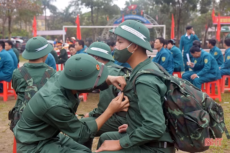 Tân binh Hà Tĩnh lên đường làm nghĩa vụ với Tổ quốc