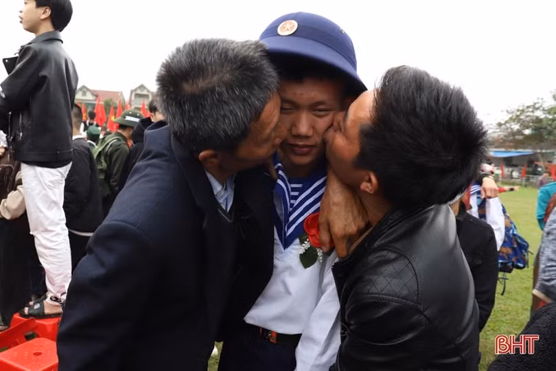 Tân binh Hà Tĩnh lên đường làm nghĩa vụ với Tổ quốc