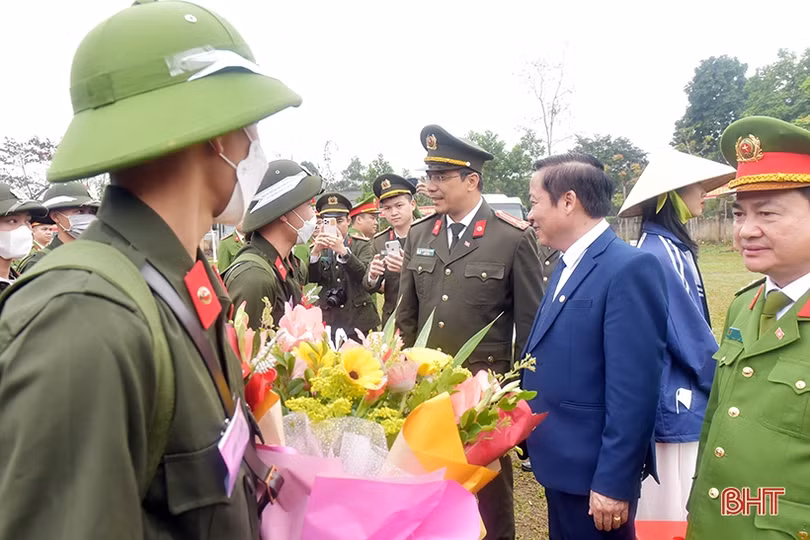 Tân binh Hà Tĩnh lên đường làm nghĩa vụ với Tổ quốc