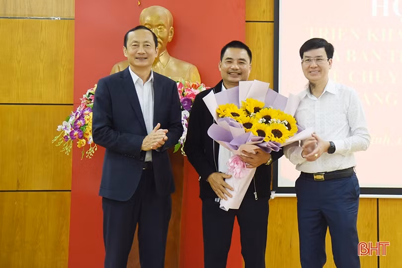 Công bố các quyết định của Ban Thường vụ Tỉnh ủy về chuyển giao tổ chức cơ sở đảng và đảng viên