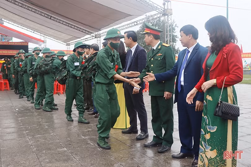Tân binh Hà Tĩnh lên đường làm nghĩa vụ với Tổ quốc