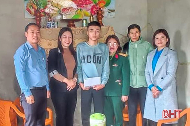 Tặng quà, động viên các tân binh có hoàn cảnh khó khăn ở Can Lộc