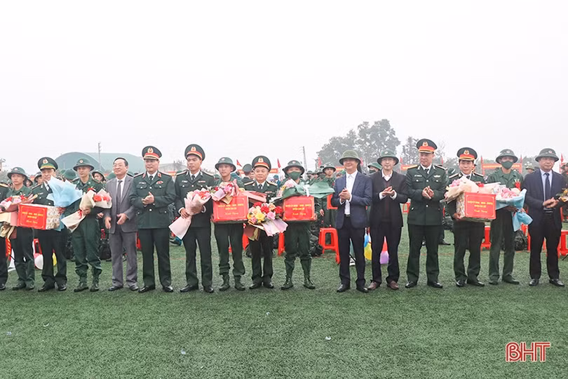 Tân binh Hà Tĩnh lên đường làm nghĩa vụ với Tổ quốc