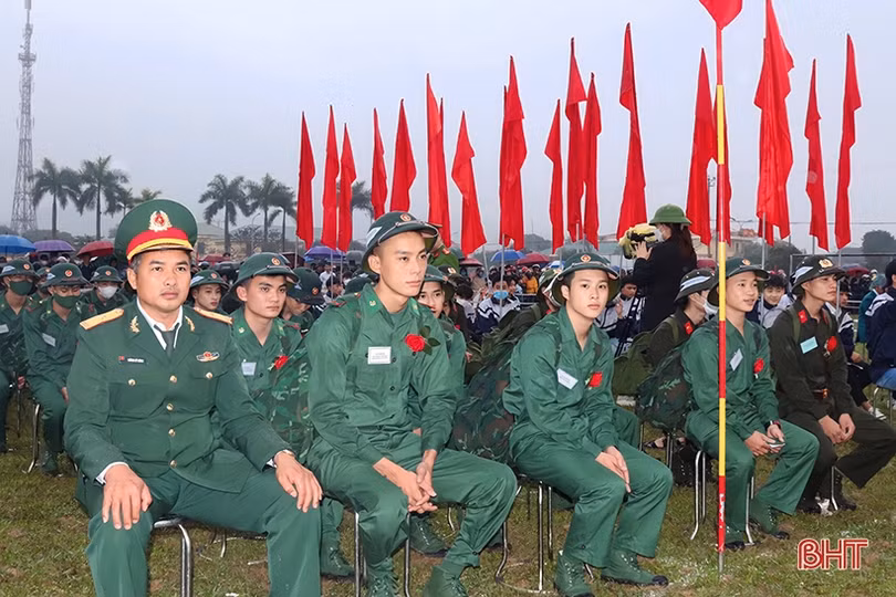 Tân binh Hà Tĩnh lên đường làm nghĩa vụ với Tổ quốc