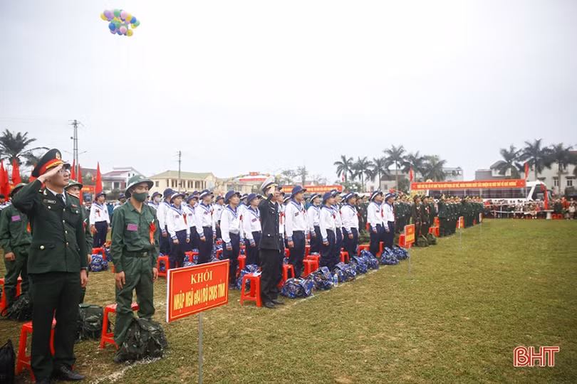 Tân binh Hà Tĩnh lên đường làm nghĩa vụ với Tổ quốc
