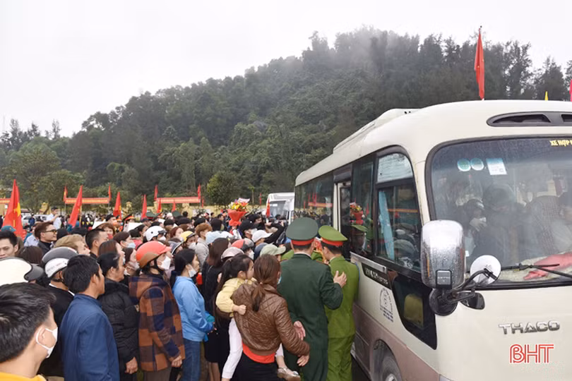 Tân binh Hà Tĩnh lên đường làm nghĩa vụ với Tổ quốc