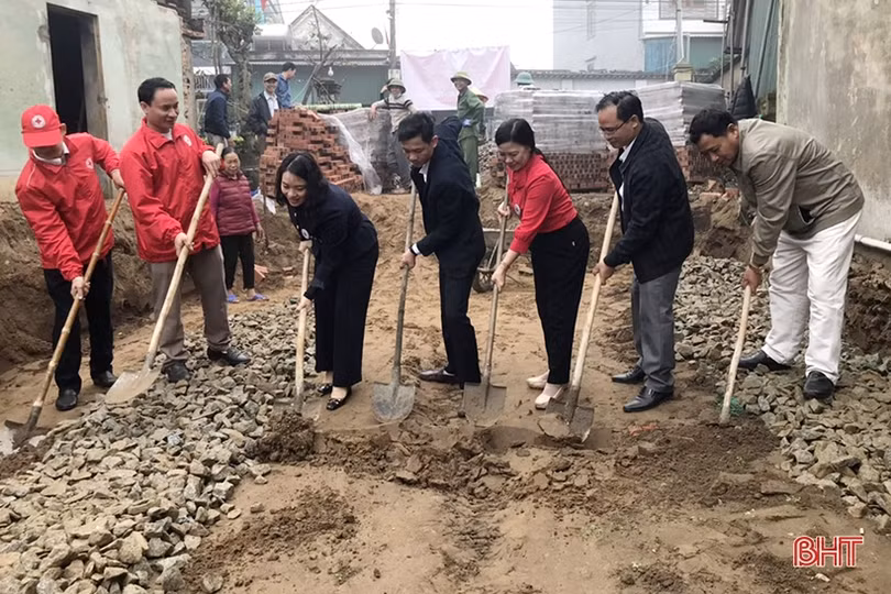 Hỗ trợ 100 triệu đồng xây 2 “nhà chữ thập đỏ” cho ngư dân nghèo ở Nghi Xuân