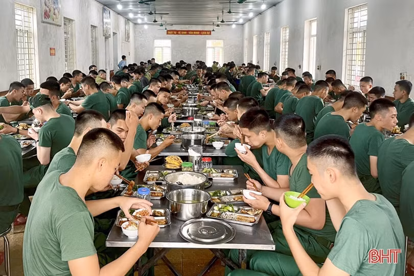 Những ngày đầu quân ngũ: Chăn vuông góc, tóc cắt cao, gặp nhau phải chào, xưng hô bằng đồng chí