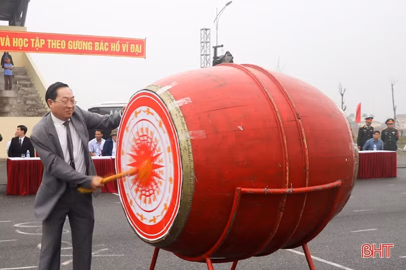 Tân binh Hà Tĩnh lên đường làm nghĩa vụ với Tổ quốc