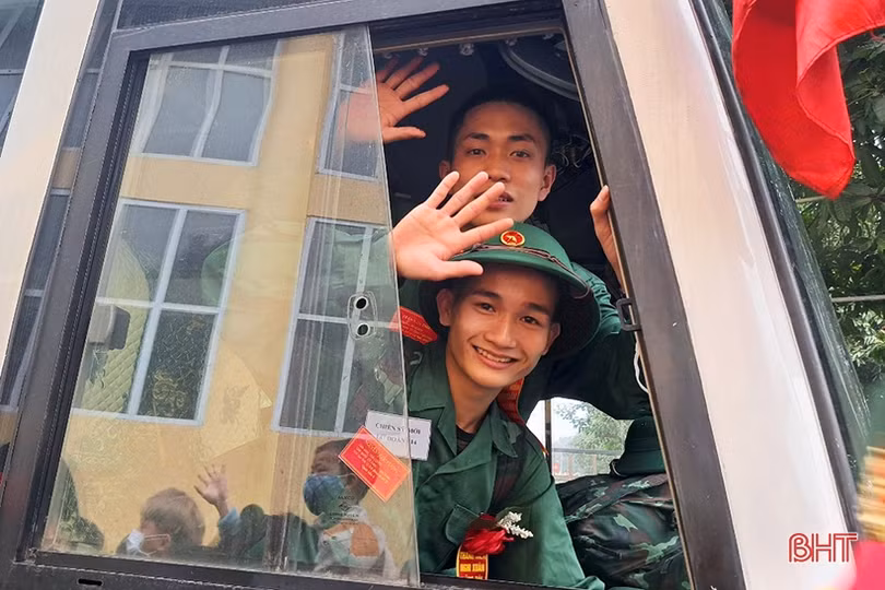 Tân binh Hà Tĩnh lên đường làm nghĩa vụ với Tổ quốc