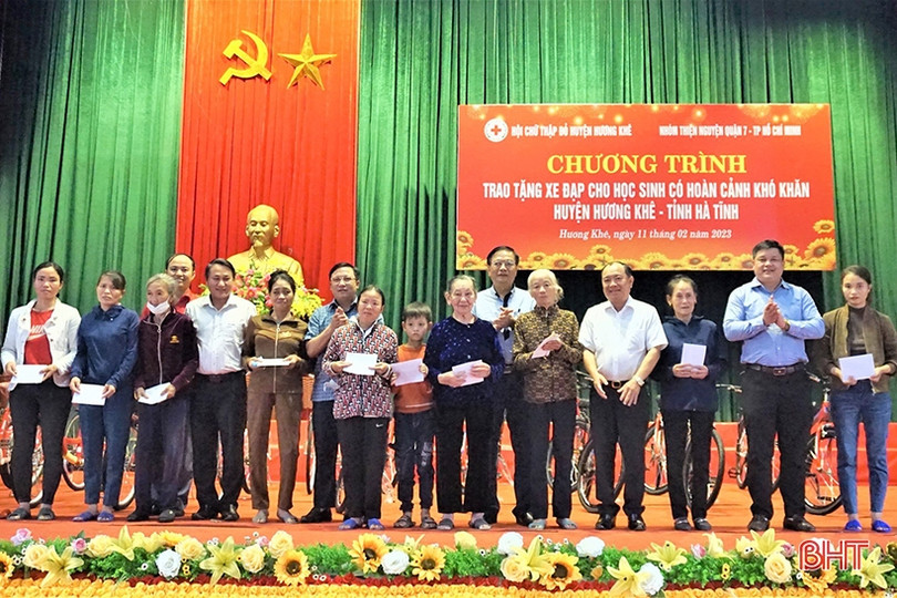 Trao tặng 200 xe đạp cho học sinh có hoàn cảnh khó khăn ở Hương Khê