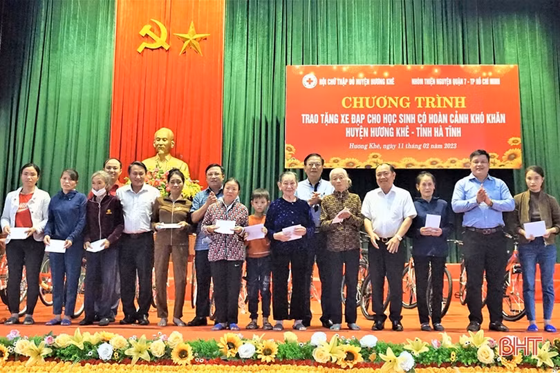 Trao tặng 200 xe đạp cho học sinh có hoàn cảnh khó khăn ở Hương Khê