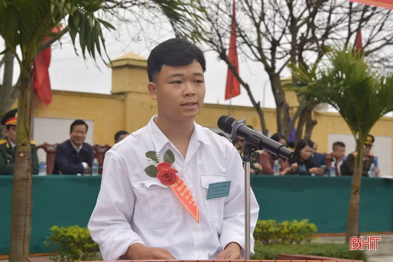Tân binh Hà Tĩnh lên đường làm nghĩa vụ với Tổ quốc
