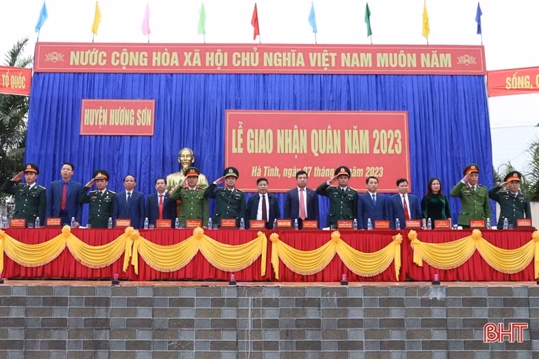 Tân binh Hà Tĩnh lên đường làm nghĩa vụ với Tổ quốc