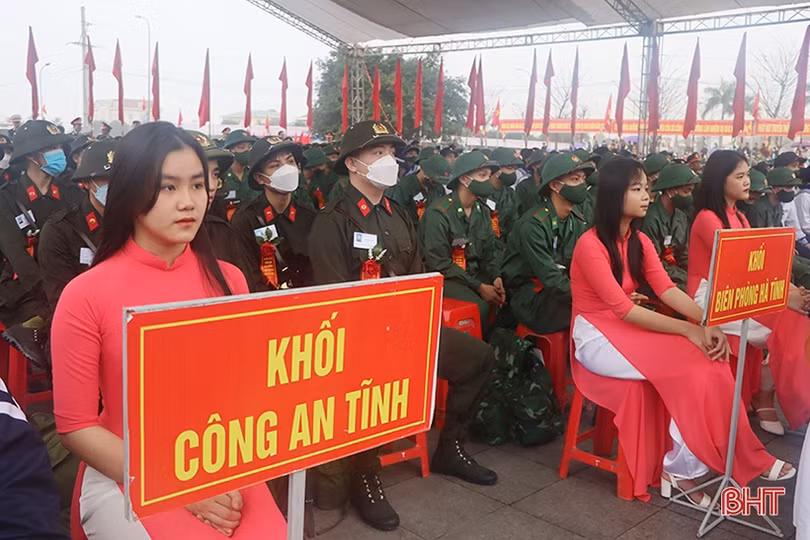 Tân binh Hà Tĩnh lên đường làm nghĩa vụ với Tổ quốc