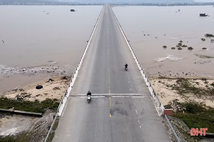 Cần lắp đặt đèn chiếu sáng trên quốc lộ 15B ở Thiên Cầm và cầu Cửa Nhượng