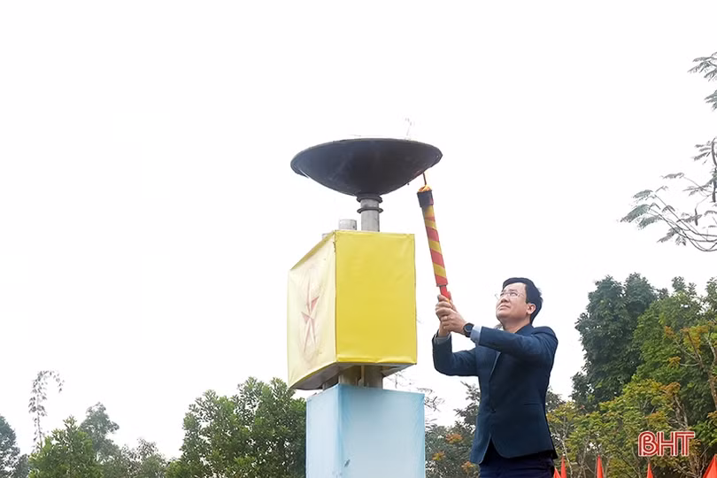 Tân binh Hà Tĩnh lên đường làm nghĩa vụ với Tổ quốc