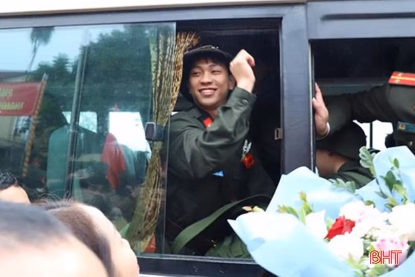 Tân binh Hà Tĩnh lên đường làm nghĩa vụ với Tổ quốc